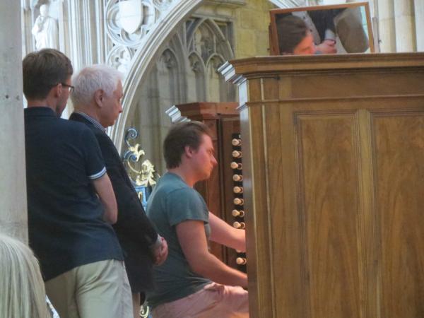 Inhoppande Organ Scholar George Lacey demonstrerar den mäktiga York Minster-orgeln