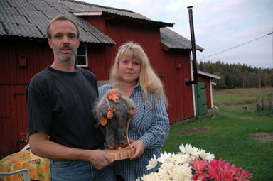 Tomas och Ellen Axelsson med ett av de unika troll de tillverkar och sljer.