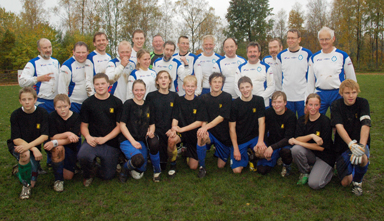 Politiker och ungdomar samlade efter den historiska matchen på Björnskogsvallen i Bollebygd.<br />Ungdomarna vann med 11-1