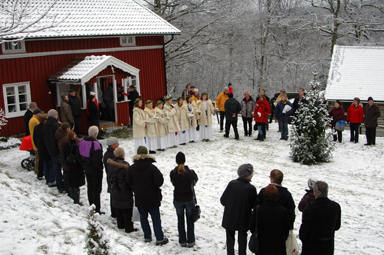 Sn och ngra grader minus hjde julstmningen i Bollebyds Hembygdspark.