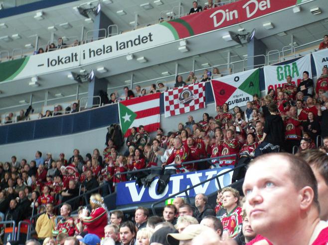 Comrade Fidel has sent a flag to the supporters of Frölunda Indians. Well not exactly, but it is a rare symbol in the very commercial environment of icehockey.