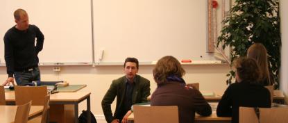 I intensiv diskussion med eleverna