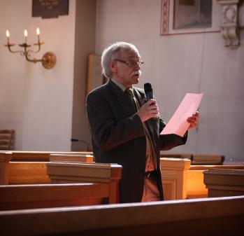 Per Thunarf presenterar sitt program för öppningskonserten i S:ta Clara kyrka
