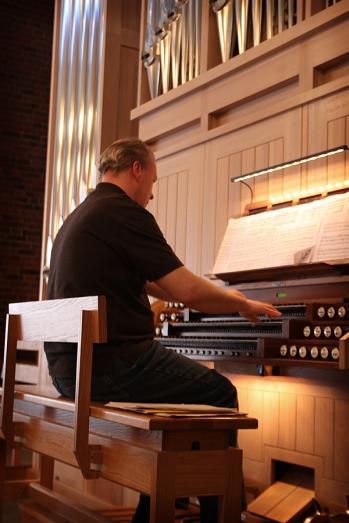 Per Jansson spelar på den nya orgeln i Vantör