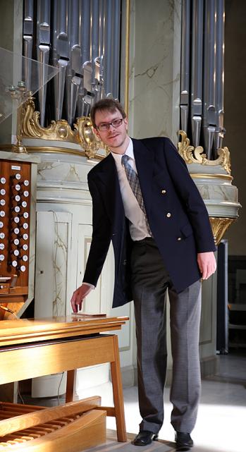 Marcus Torén på väg att spela efter att ha berättat om orgeln i Hedvig Eleonora kyrka