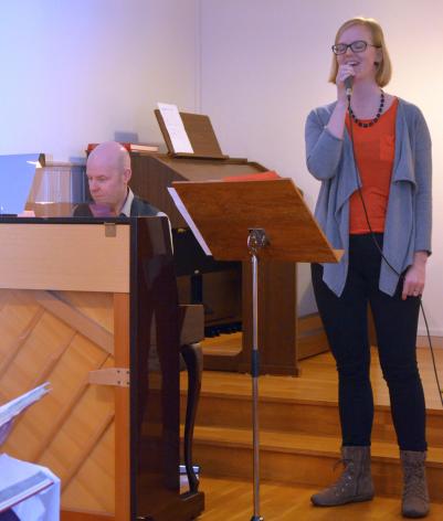 Ida Stafrin sjunger med ackompanjemang av  Magnus Skoglund