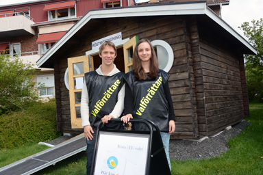 Anders Simonsson och Saga Hallberg tar emot förtidsrösterna i kommunen valstuga som är placerad framför kommunkontoret i Bollebygd.