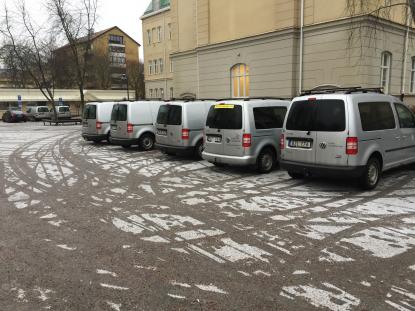 Sju grå bilar som tagit sig rätten att parkera på skolgården