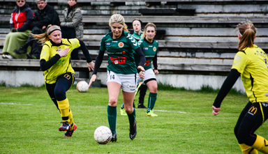 Julia Andersson driver spelet mot &Ouml;stadskulles målområde.