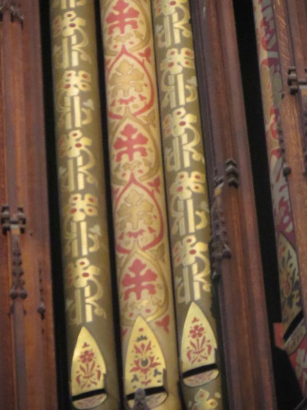 Totempålar eller ett pipfält i Ely-katedralens orgelfasad