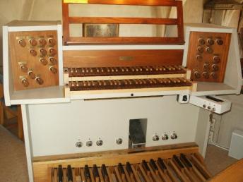 Barkar, spelbordet:
1995 Ove Hedlund, Mlardalens Orgelbyggeri, 18 stmmor + 3 transmissonskoppel, 253 setzerkombinationer, Elektropneumatisk, Rundblgsldor.