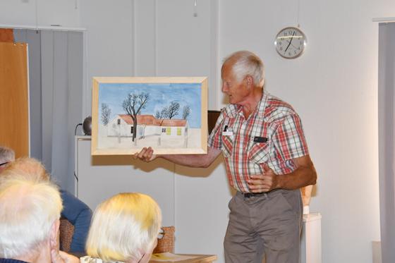 Leif Karlsson visar upp en målning föreställande Tingshuset. Leif Karlsson har själv målat tavlan.