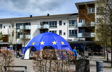 Europadagen till ära fanns EU-svampen på Gästgivaretorget i Bollebygd.
