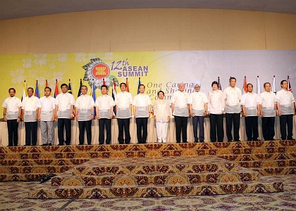 President Gloria Macapagal-Arroyo joins her counterpart leaders from the Association of Southeast Asian Nations (ASEAN) member countries as they pose for a group picture with Prime Minister Manmohan Singh of India (fifth from left) before the start of the 5th ASEAN- India Summit Sunday (January 14) at the Sugbu Summit Hall, Shangri-la Hotel in Mactan Lapu-Lapu City. 