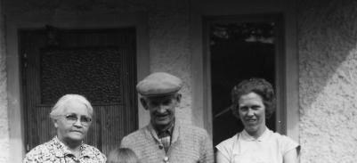 Erik Hamberg med hustrun Emma och sonhustrun Anna.