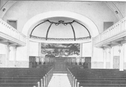 Aulan såg vid invigningen mer ut som en kyrkolokal och var vackert utsmyckad i scenhusets tak.