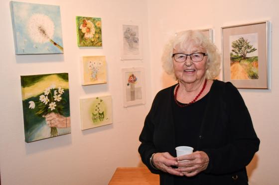Birgit Albertsson visade upp sina tavlor föreställande blommor.
