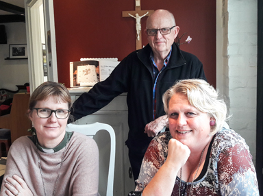 En del av Vägkorsets referensgrupp. Från vänster: Helen Kling diakon, Ing-Marie Johansson verksamhetsledare och  Hasse Haraldsson förtroendevald i svenska kyrkan. 