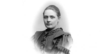 Tekla Swedlund (1871-1948) tog studenten 1889 vid Vasaskolan genom tentamen. Hennes far var språklärare vid skolan och hennes bror Gustaf blev gymnastiklärare vid Vasaskolan. Själv bodde hon i Gävle och var gymnastiklärare på Flickskolan.