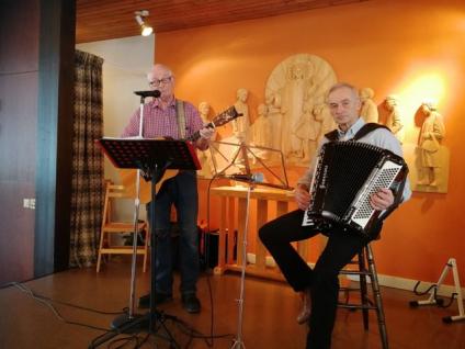 Spelemännen Ulf Pettersson och Sune Gustavsson underhöll med musik, sång och historier vid medlemsmötet i Frösve församlingshem.<br /><br />