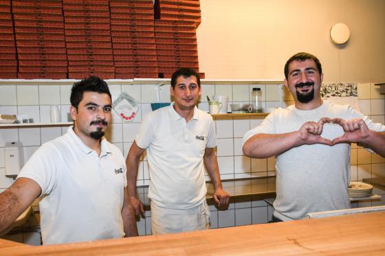 Yusuf Ziya Kuguc, Eyup Kog och ägaren Ramazon Kazan bakade pizzor i massor denna dag.