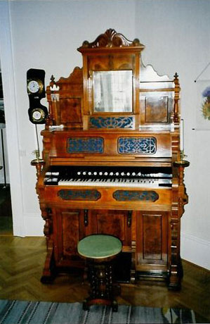 Annas orgelharmonium visade sig vara byggt av Rlin i ml.