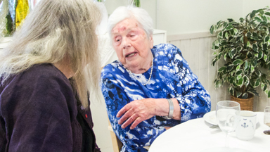 Det var många som ville uppvakta och byta några ord med dagens 100-åring på Bollegården i Bollebygd.