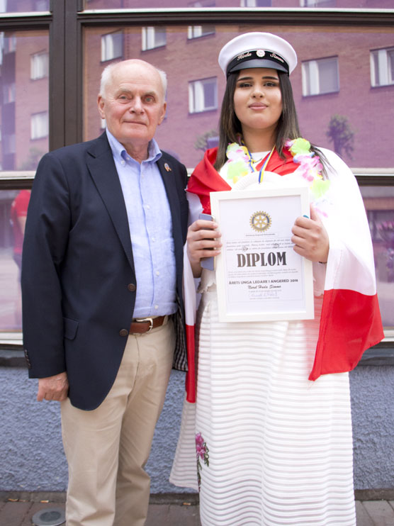 Rotarys Gunnar Wiraeus delade ut årets ledarskapsstipendium till förre elevkårsordföranden Huda Simmo.
