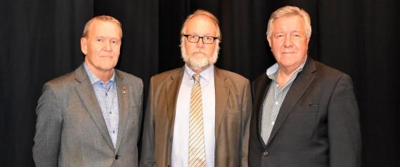 Vice ordförande i kommunstyrelsen Lars-Erik Olsson (S), ordförande Michael Plogell (FR) och andre vice ordförande Sverre Fredriksson (M).