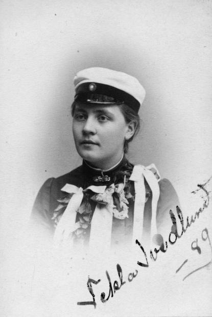 Tekla Swedlund som Vasaskolans första studentska