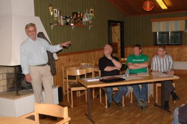 Kommunalrdet Christer Johansson (m) inleder den lokala Alliansens besk i Olsfors. Lyssnar gr Kenneth Schultz (fp), Roland Andersson (c) och Keijo Laine (kd).
