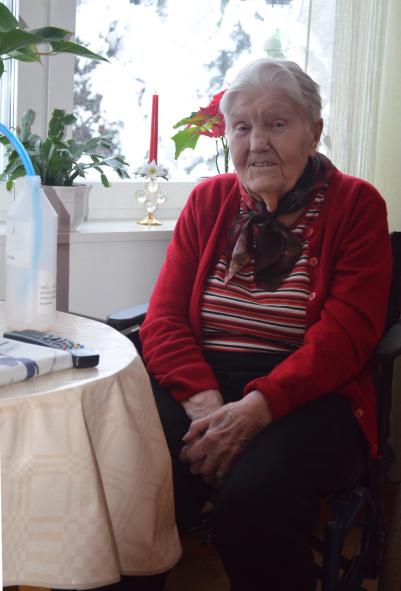Sally Krantz som med sina 97 år i år blivit nr två av de äldsta i församlingen, har lämnat över betalningarna att skötas av banken och väntar sig inte att det ska bli något över på hennes pension