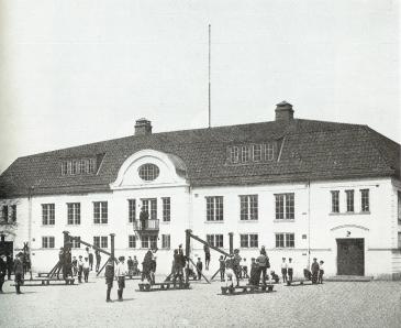Idrottslektion kring 1914. På balkongenleds undervisningen av Gustaf Swedlund den legendarisk idrottsläraren som var med att stifta GGIF.