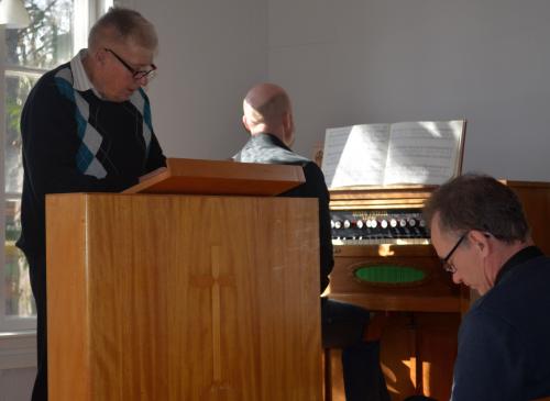 Lars Viklund t.v. läste dagens text, Mats Hallin t.h. predikade och kantor (i mitten) var Magnus Skoglund...