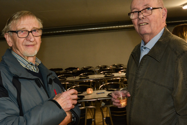 Gert Nilsson och Arne Lundin smakar på välkomstvinet.<br />Gert har lämnat villan i Bollebygd för Lyckebo och Arne har haft bondgård i Rävlanda.<br />–Det  här känns väldigt bra, konstaterar Arne från Rävlanda.