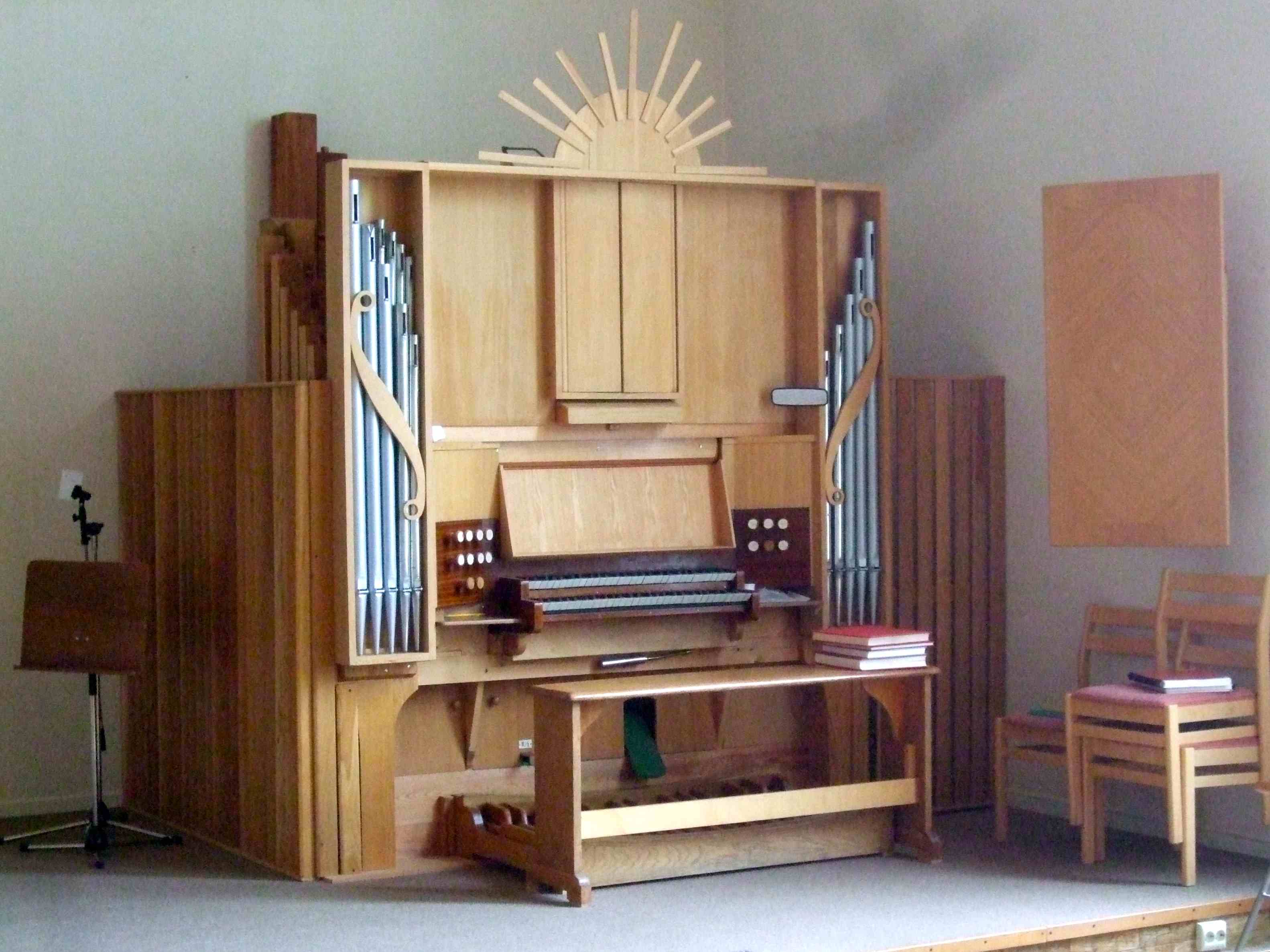 Valbo missionskyrkas orgel ursprungligen bygd av Erik Engberg som var organist i Torsåker. Orgeln stod i hans hem, och överläts 1995 av efterlevande till Missionskyrkan i Valbo. Fasaden senare försedd m bl a \