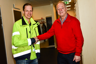 Skanskas platschef Johan Lindberg och kommunens fastighetschef Torbjörn Eriksson tackar varandra för gott samarbete.