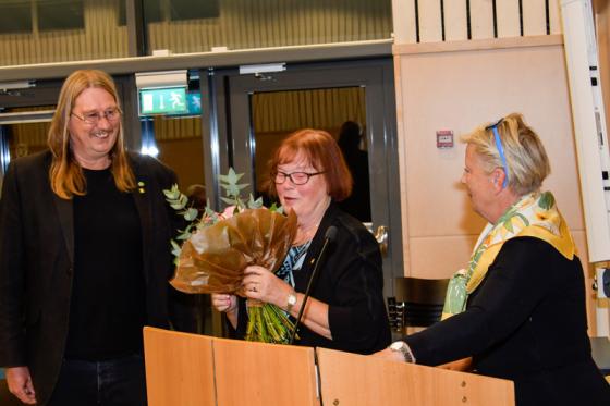 Avgående fullmäktigeordförande Gunnel Brandt får blommor av sina kollegor Sassi Wemmer och Ingridh Anderén