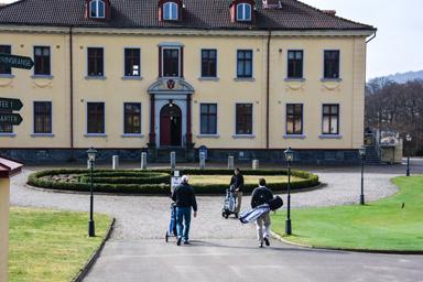 En och en eller par om par anländer nu golfarna till Hulta Golfklubb i Bollebygd.