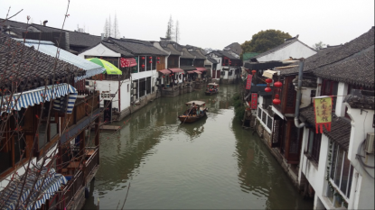 Zhujiajiao, ett ställe känt för sina långa vattenkanaler som ringlar mellan husen