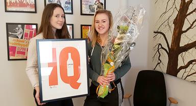 Louise Petersson och Ellen Tolke från Bollebygds ungdomsråd är med i projektgruppen som fick ta emot utmärkelsen från IQ.