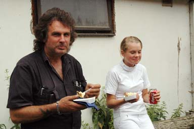 Pappa Roland Ek och dottern och hopptvlare Erica lt sig vl smaka av Bollebygds Ridklubbs goda mat. Erica tvlade fr Floby Ryttare.