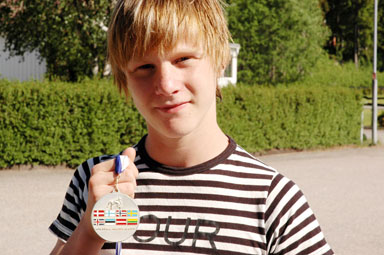 Joakim Lindegren visar hr upp sin silvermedalj frn Nordiska Msterskapen i Estland sommaren 2006. Nu har han ocks ett SM-guld i fristil att visa upp. 
