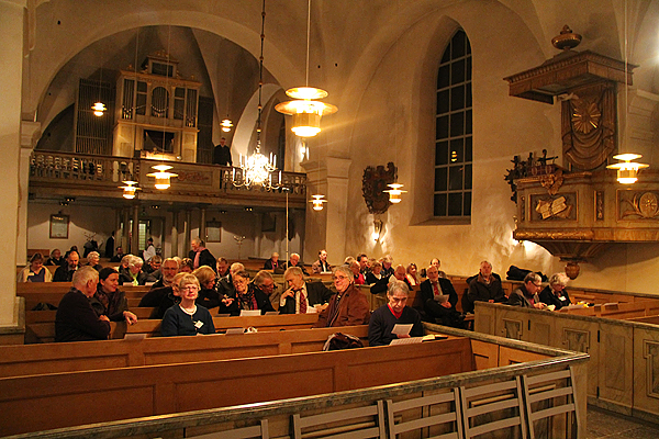 <span>Kvällskonsert med aftonbön i &Ouml;steråkers kyrka. Makarna Holmlund medverkade tillsammans med årsmötesdeltagarna som sjöng ett inövat stycke.</span>