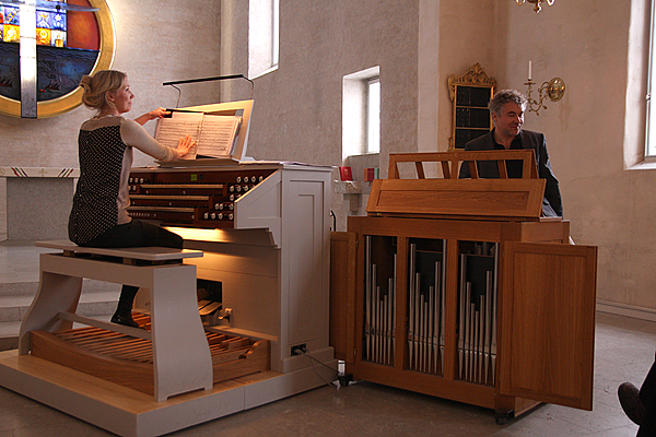 <span>Robert Zelizi och Minna Heimo välkomnade oss i Brännkyrka genom att spela på kyrkans orglar.</span>