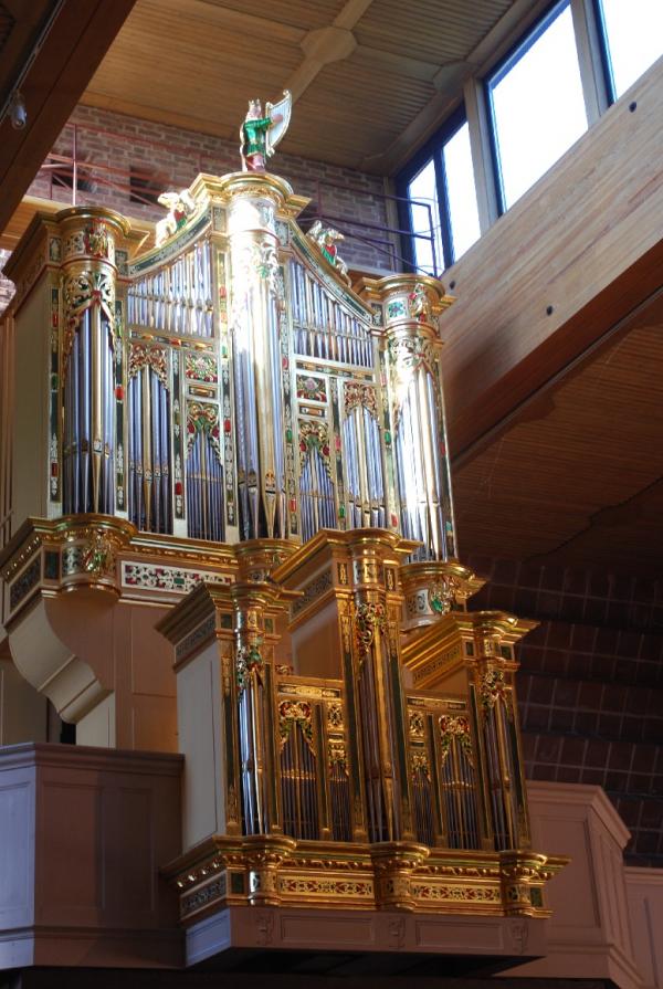 Barocksmycke i kubistmiljö eller tysk orgelreplik i <br />Norrfjärdens 60-tals kyrka