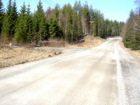 Strax efter bron över inviksån går vägen in mot Tokriset efter ytterligare några hundra meter efter den stora vägen kommer avtagsvägen mot Lillåkersjön
