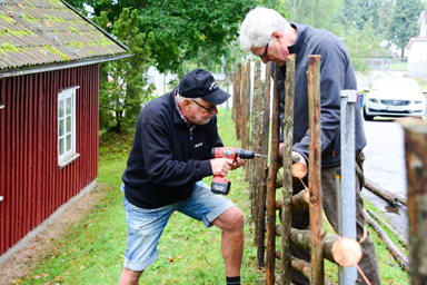 Agne Johansson och Håkan Alfredsson bygger gärdsgård kring Bollebygds Hembygdsgård.