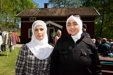 Abir Alshik och Monisa Zahraa två nya Boilebygdsbor som tyckte om Hembygdsparken.