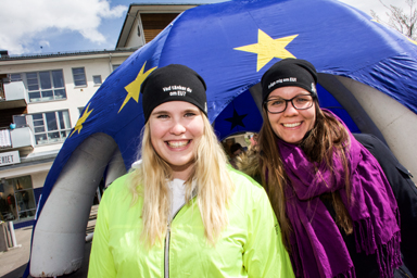 Hannah Stalbohm och Cassandra Andersson har praktiserat på Europa Direktkontoret i Bollebygd i ett halvår. Hannah och Cassandra svarade för dagens arrangemang på torget.